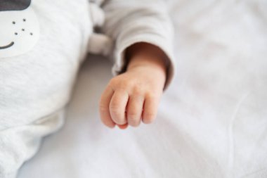 Yeni doğmuş bir bebeğin küçük elleri, bir yumruk, küçük parmaklar. Bir bebeğin hayatının ilk ayı.