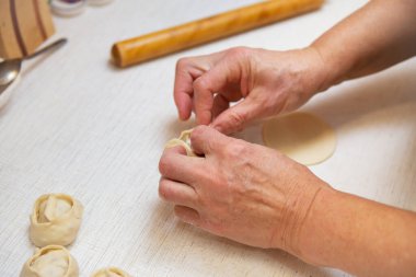 Manta pişirme süreci çoğu mutfakta çok popüler bir tariftir. Farklı ülkelerde domuz eti, biftek ve kuzu eti gibi.