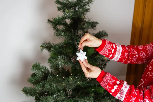 Uma Menina Camisola Vermelha Ano Novo Mantém Uma Decoração Natal — Fotografia de Stock