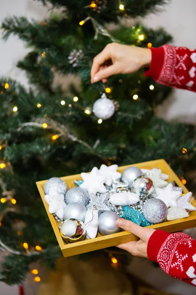 Ευτυχισμένο Κορίτσι Κρατά Ένα Δίσκο Χριστουγεννιάτικα Παιχνίδια Στα Χέρια Της — Φωτογραφία Αρχείου
