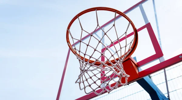 Basketball Hoop Close Sports Hall Bottom View Backdrop Sunny Blue — Stock Photo, Image