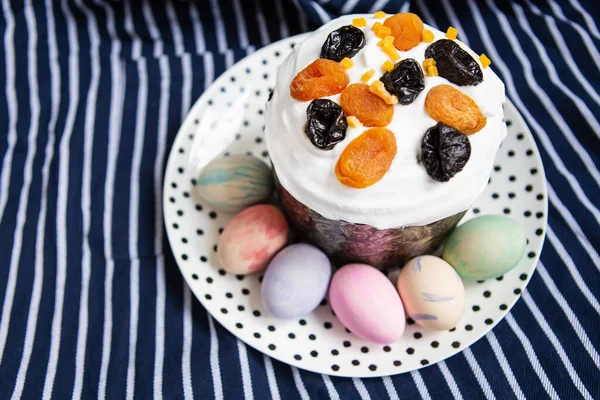 Easter Eggs Easter Cake Lie Plate Lying Striped Blue Apron — Stock Photo, Image