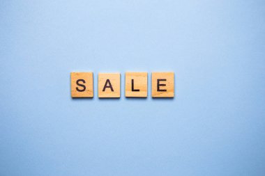 Mavi arka planda İngiliz Satışı 'ndaki yazı. Online mağazalarda indirim var. Tatil satışları, mevsimlik satışlar, Kara Cuma, Noel, indirimler ve şantiyede alışveriş.
