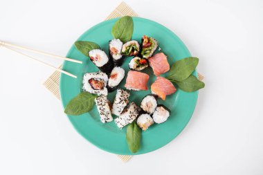 Çeşitli türde maki suşi, Philadelphia, maki, somon, pirinç, salata lezzetli ve sağlıklı yiyecekler.
