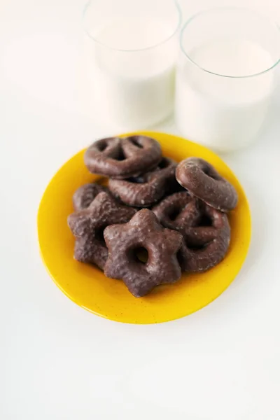 Chokladöverdragna Pepparkakor Ligger Gul Tallrik Tillsammans Med Ett Glas Mjölk — Stockfoto