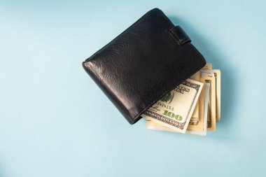 Uluslararası para 100 dolarlık banknotlar deri bir cüzdanda yatıyor. Bir yazıt için yer