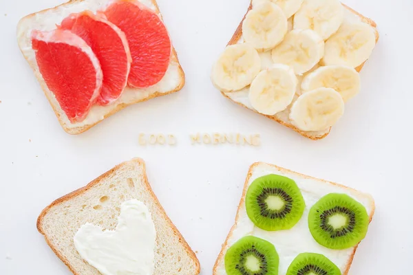 Sándwiches de mezcla brillante para el desayuno fruta, verduras, pescado inscripción buenos días — Foto de Stock