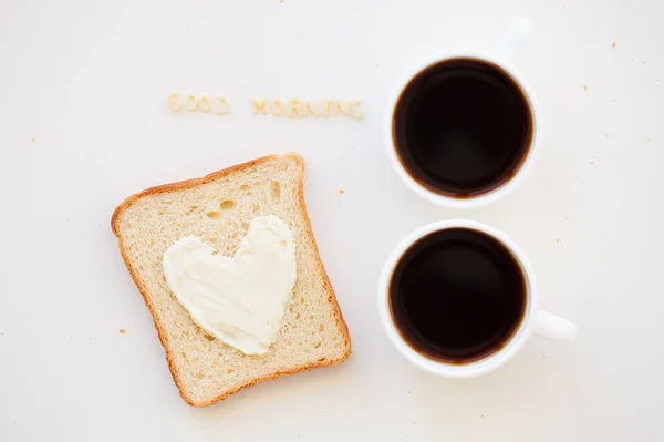 Sandwich zum Frühstück in Herzform mit Käse - Guten Morgen Zeichen und zwei Kaffeetassen — Stockfoto
