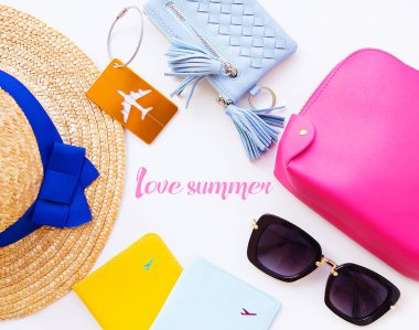 Tatil için hazırlık - şapka, gözlük, pasaport, kozmetik çanta, el çantası