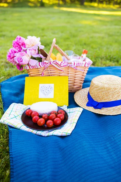 Bellissimi Fiori Cesto Album Giallo Trovano Sul Picnic Erba Luminoso — Foto Stock