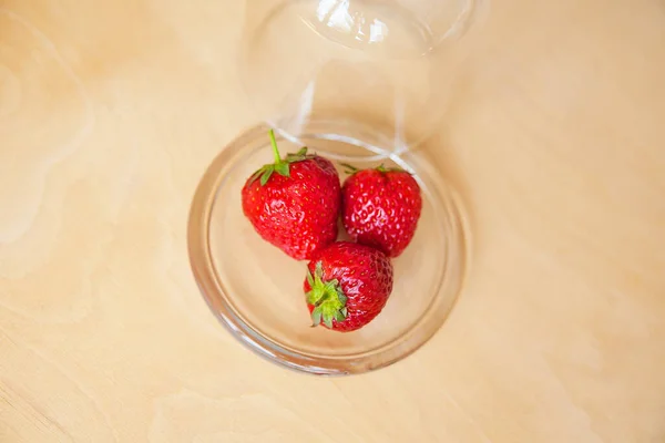 Erdbeeren Einer Glasschale Auf Einem Hölzernen Hintergrund — Stockfoto