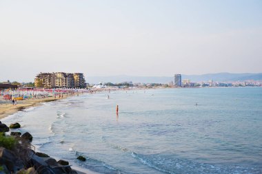 Eski Nessebar kentinde yaz mevsiminde deniz kıyısı - Bulgaristan.