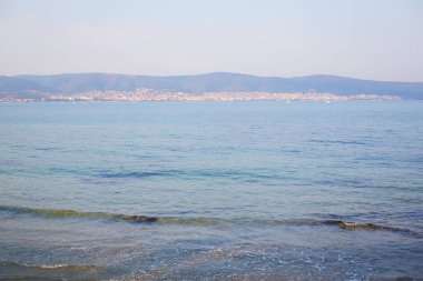Eski Nessebar kentinde yaz mevsiminde deniz kıyısı - Bulgaristan.