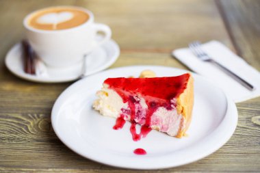 Çilek reçelli lezzetli ve güzel peynirli kek..