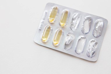 Kapsülde Omega 3 vitamini kabarcığı, boşluklu balık yağı. Sağlık hizmeti kavramı