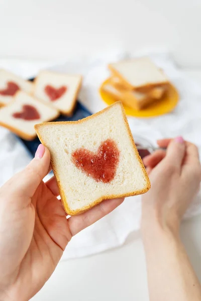 少女は心がジャムでできているトーストを作る ベッドの中で驚きの朝食コンセプト バレンタインデーのロマンス — ストック写真