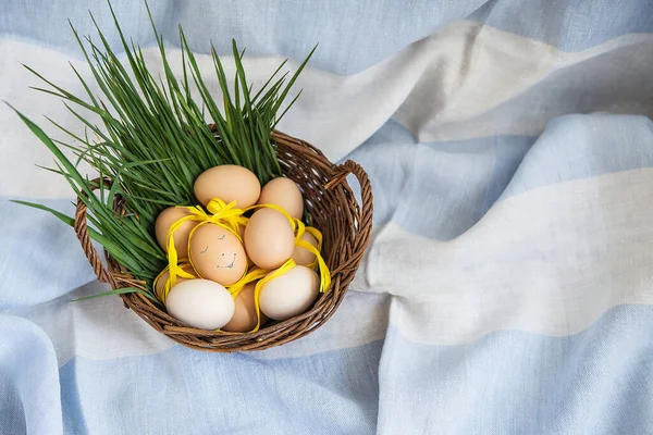 Schön Bemalte Ostereier Ein Mit Einem Niedlichen Gesicht Eier Liegen — Stockfoto