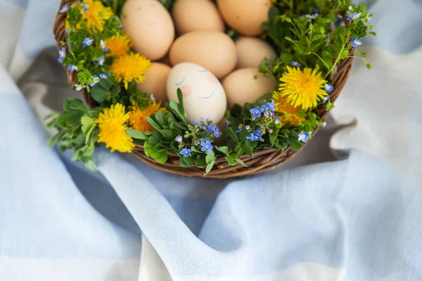 Belo Buquê Primavera Uma Cesta Madeira Onde Ovos Pintados Páscoa — Fotografia de Stock