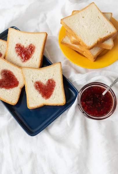 Brindis Los Que Corazón Está Hecho Mermelada Sorprende Concepto Desayuno — Foto de Stock