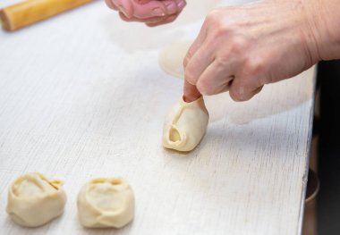 Yemek pişirme süreci. Manti, Güney Kafkasya, Gürcistan, Rusya, Afganistan ve Orta Asya ülkelerinde domuz eti, sığır eti, kuzu eti gibi birçok mutfakta çok popüler bir tariftir.