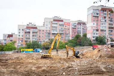 Ukrayna, Rovno-09 Kasım 2021: Crane ve inşaat alanı, yeni bir bina inşa süreci