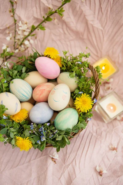 Pastel Bedspread Basket Grass Bright Flowers Basket Contains Easter Eggs — Stock Photo, Image
