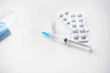 Covid-19 'a karşı aşı hazırlığı. Şırınga, aşı, hap, tıbbi maske.