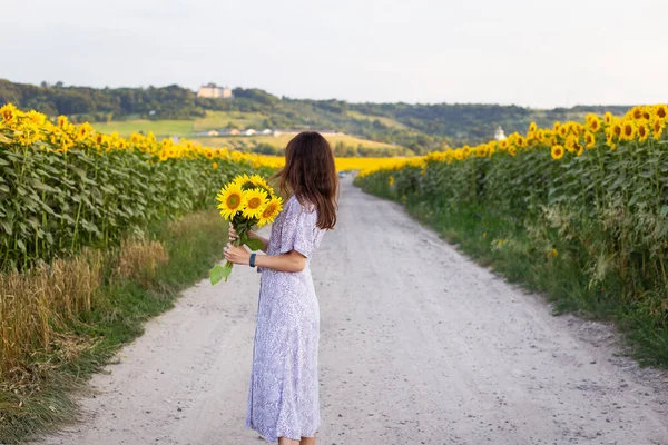 Ein Schönes Junges Mädchen Einem Kleid Hält Einen Strauß Sonnenblumen — Stockfoto