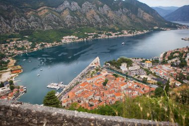 Karadağ 'da güzel bir yaz gününde Kotor Körfezi' nin gerçekçi olmayan güzel manzarası. Çok güzel bir fiyort.