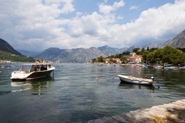 Kotor Körfezi 'nin çok güzel bir güvertesi, küçük bir balıkçı teknesi. Karadağ. Güzel ve rahat bir şehir, Kotor seti. Avrupa 'da dinlenme ve tatil kavramı