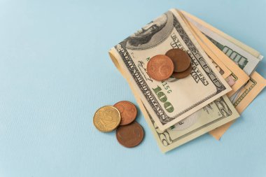 Çok yönlü banknotlar, avro paraları, mavi arka planda dolar. Kriz sırasındaki dünya ekonomisi kavramı