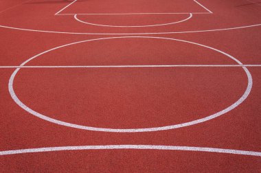 Oyun parkında kırmızı plastik kaplama, daireler ve beyaz şerit, basketbol sahası. Yarışmaya hazırlanıyorum. Bir yazıt için yer