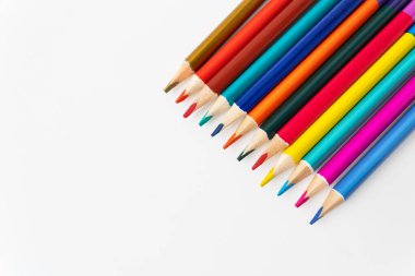 Çizim için bir sürü renkli kalem yakın çekim makro fotoğrafçılığı. Bir yazıt için yer