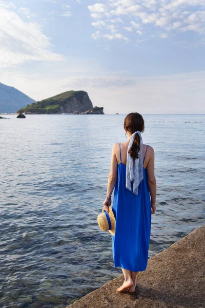 Montenegro Budva Girl Blue Dress Holding Straw Hat She Stands — Stock Photo, Image