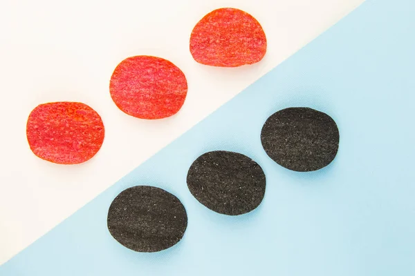 Красные Черные Картофельные Чипсы Солью Перец Чили Изометрический Рисунок Фон — стоковое фото