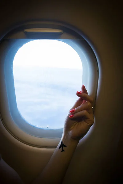 Beautiful View Airplane Window Air Clouds Hand Girl Tattoo — Stock Photo, Image