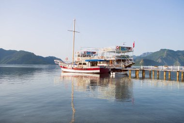 Türkiye 'de Marmaris' te güzel ve büyük bir otel, rıhtıma yakın yatlar.