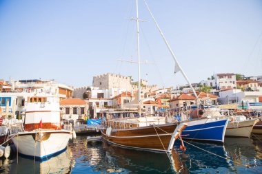 Türkiye Ulusal Parkı 'ndaki rıhtıma demirlemiş yatlar. Akdeniz Bölgesi. Marmaris ve Gocek arasındaki ünlü yer. Yachtingian yaşam tarzı.