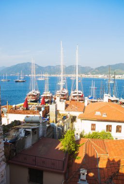 Türkiye: denizin ve Marmaris şehir kaleden görüntüleyin. Türkiye'de popüler bir turistik Marmaris kalesidir.
