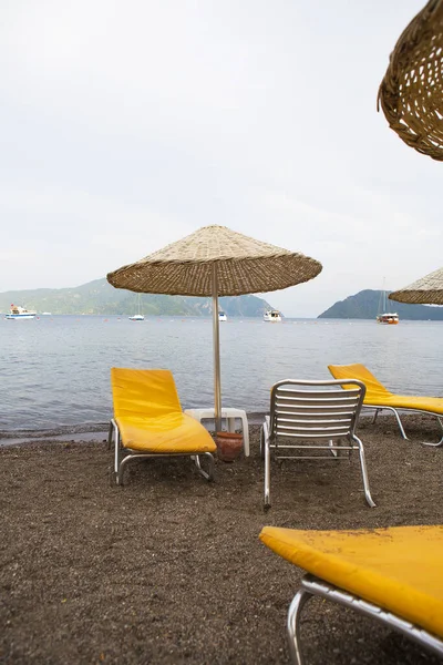 Gyönyörű Sárga Ülőgarnitúrák Esernyők Szalmából Marmaris Tengerparton — Stock Fotó