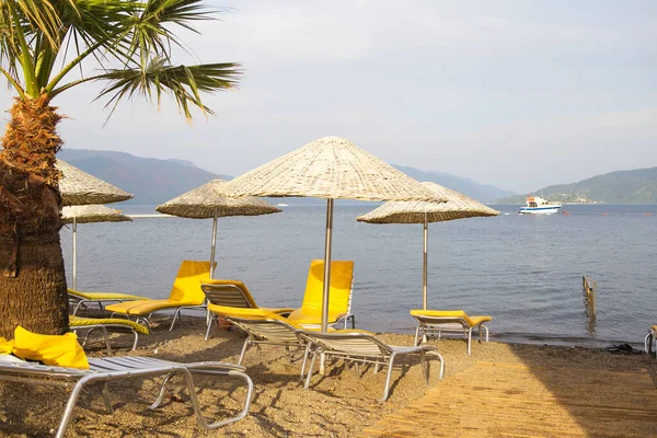 Belles Chaises Longues Jaunes Parasols Paille Sur Plage Marmaris — Photo