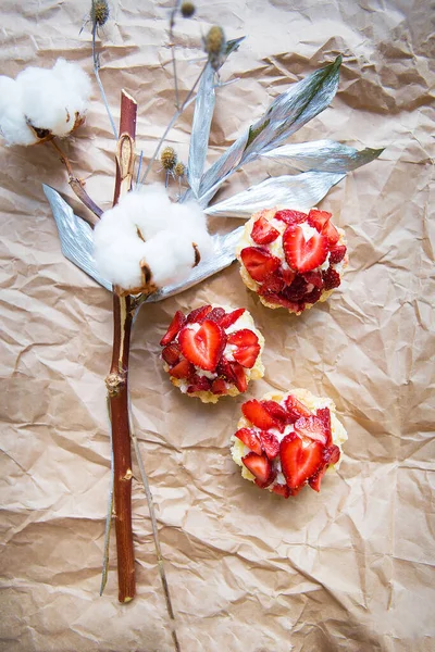 Schöne Cupcakes Mit Erdbeeren Und Einem Zweig Auf Kraftpapier — Stockfoto