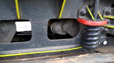 Demiryoluna su damlıyor. Sıvı trenden raylara akıyor. Çevresel kirlilikle tuvaleti temizliyor.