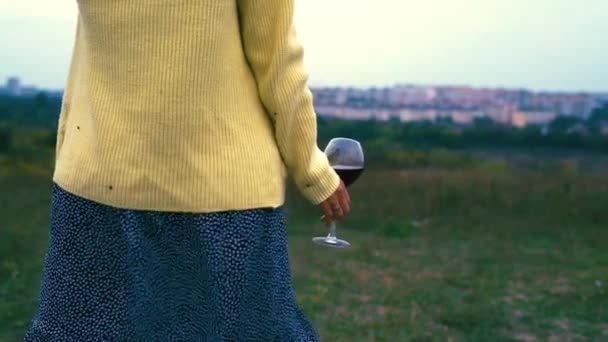 Akşamları Elinde Kırmızı Şarap Kadehiyle Yeşil Bir Tepede Dikilen Kız — Stok video