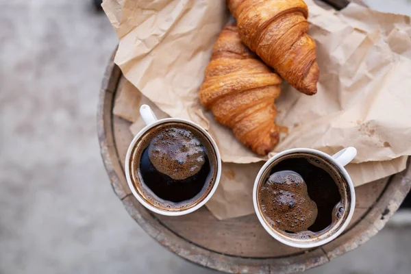 Two Cups Coffee Croissants Craft Paper Wooden Barrel Retro Style — ストック写真