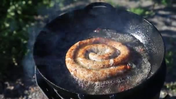 Smażone Pyszne Domowe Kiełbaski Grillu Pierścień Kiełbasy Jest Smażony Wrzącym — Wideo stockowe