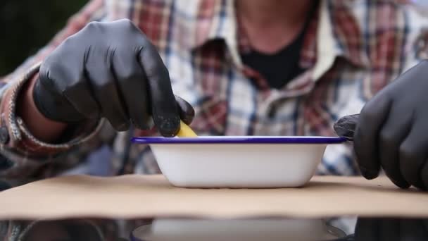 Hombre Con Una Camisa Cuadros Guantes Negros Sumerge Papas Fritas — Vídeos de Stock