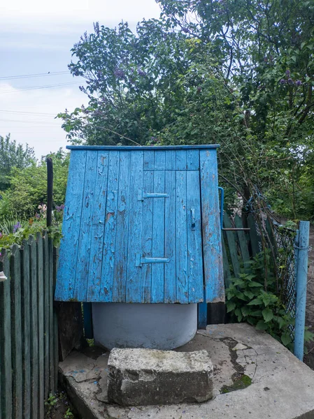 Oude Artesiaanse Put Houten Dak Met Opknoping Houten Emmer Het — Stockfoto