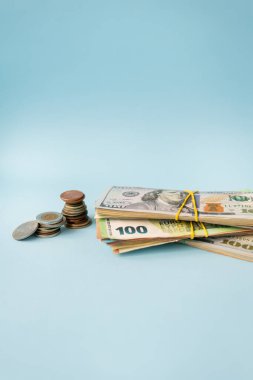 Çok yönlü banknotlar, avro paraları, mavi arka planda dolar. Kriz zamanlarında dünya ekonomisi kavramı, yan görüş, bir yazıt için alan