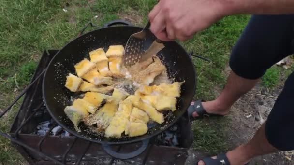Pieczenie Szczupaka Patelni Ogniu Małe Chrupiące Kawałki Ryb Smażone Oleju — Wideo stockowe